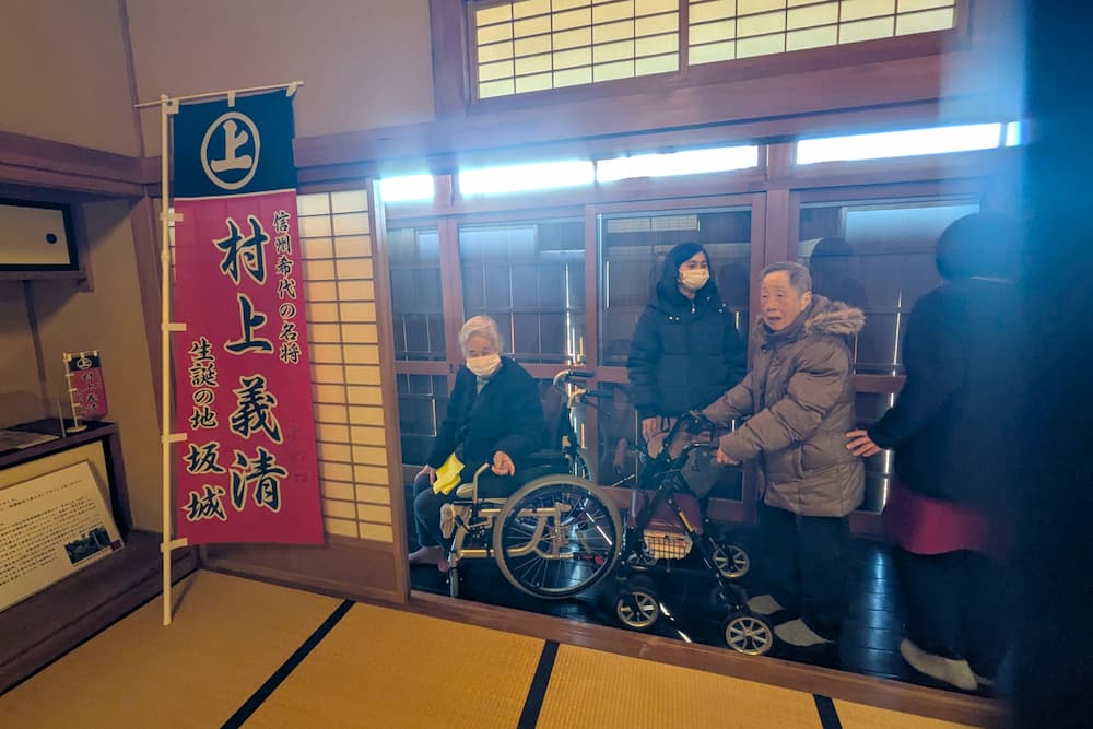 縁側をゆっくり進みます。