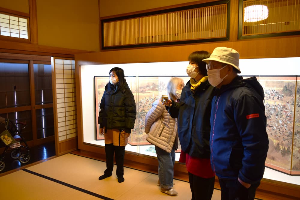 和室の中で、さまざまな展示を見て回ります。
