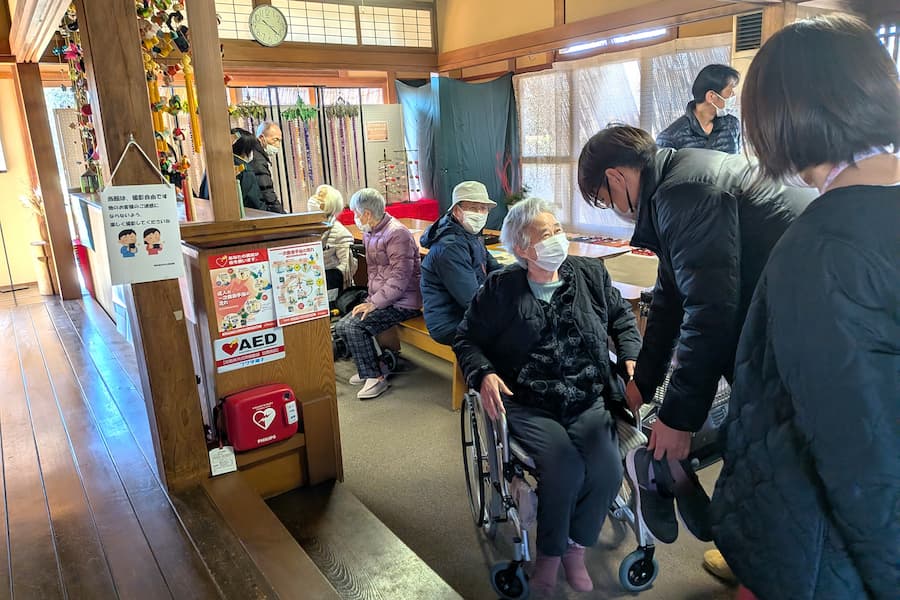 笑顔でスタッフに話かける入居者さん。