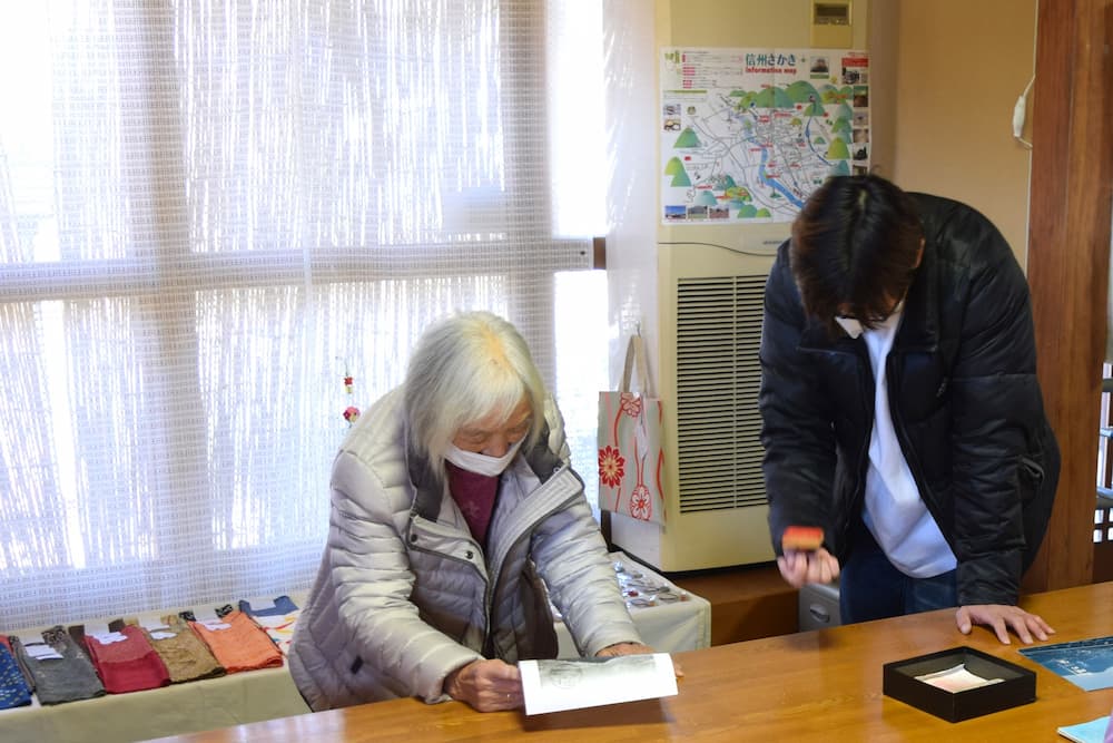 紙にスタンプを押してもらいました。