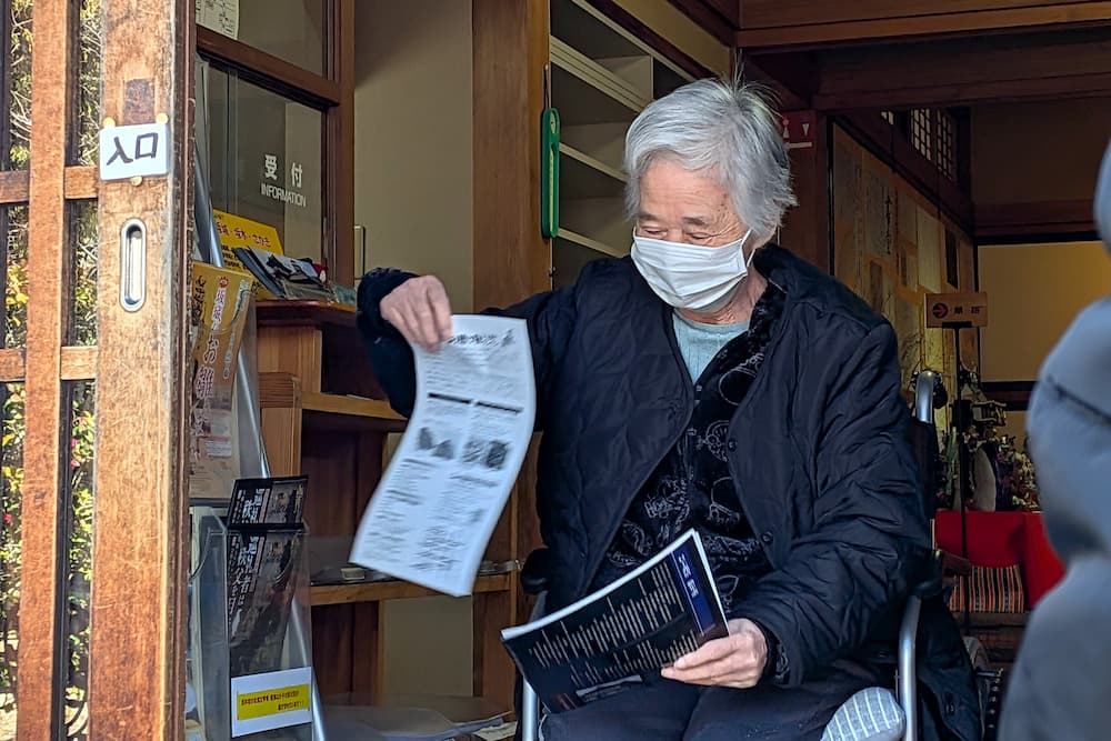 こちらの入居者さんは、パンフレットをもらって嬉しそう。