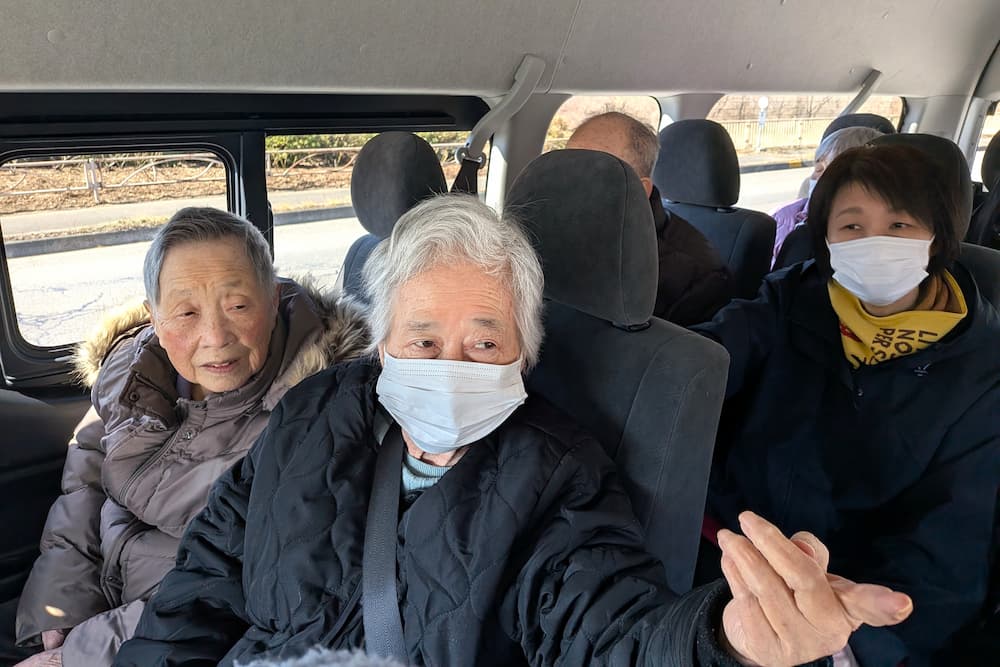 指をさして説明する入居者さん。