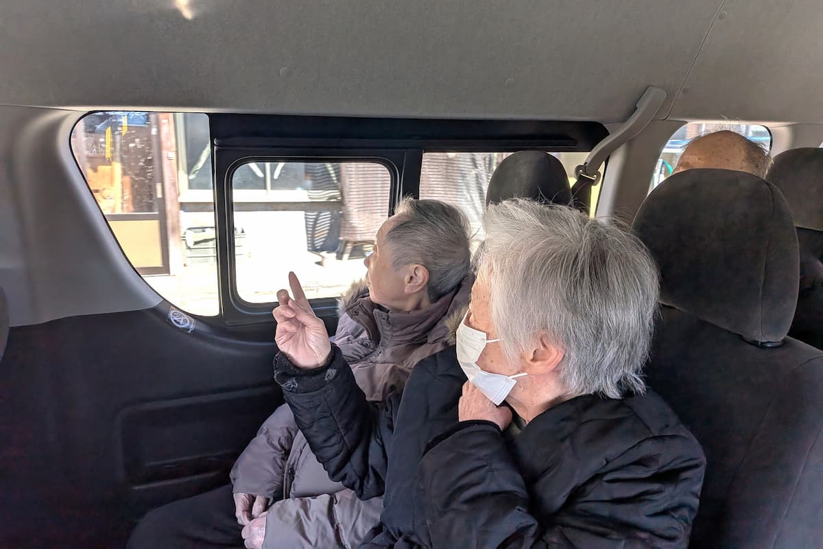 反対側も指をさして説明します。